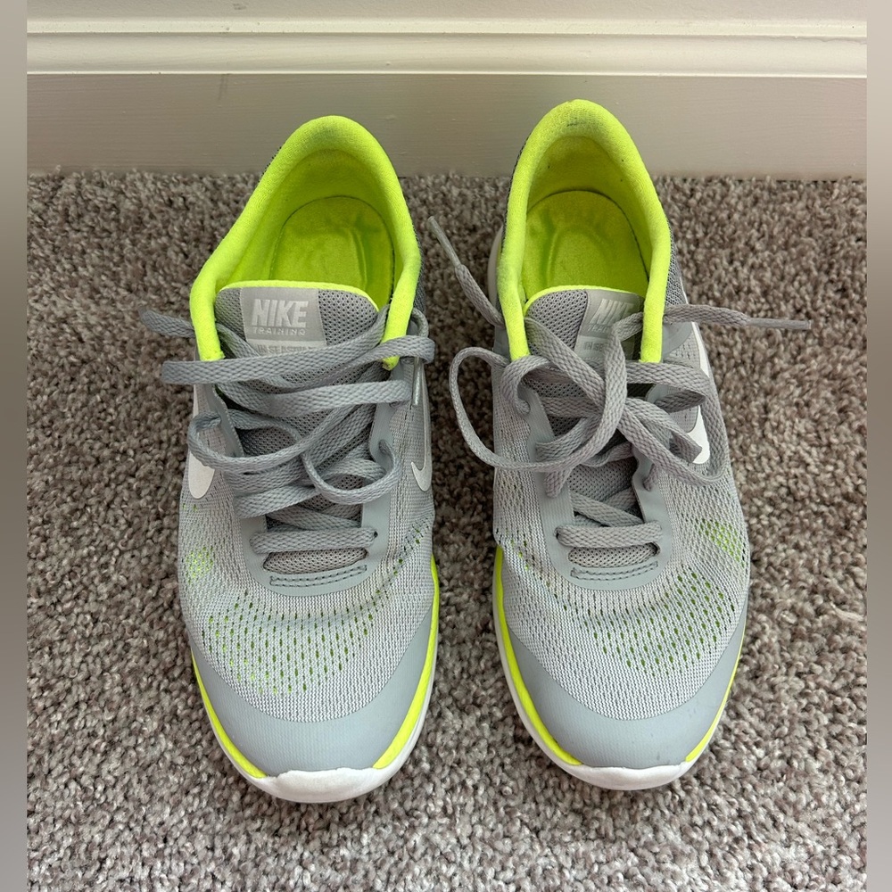 6.5 Nike women’s sneaker LIKE NEW